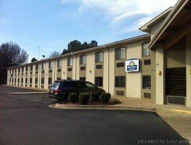 Days Inn & Suites By Wyndham Brinkley Exterior foto